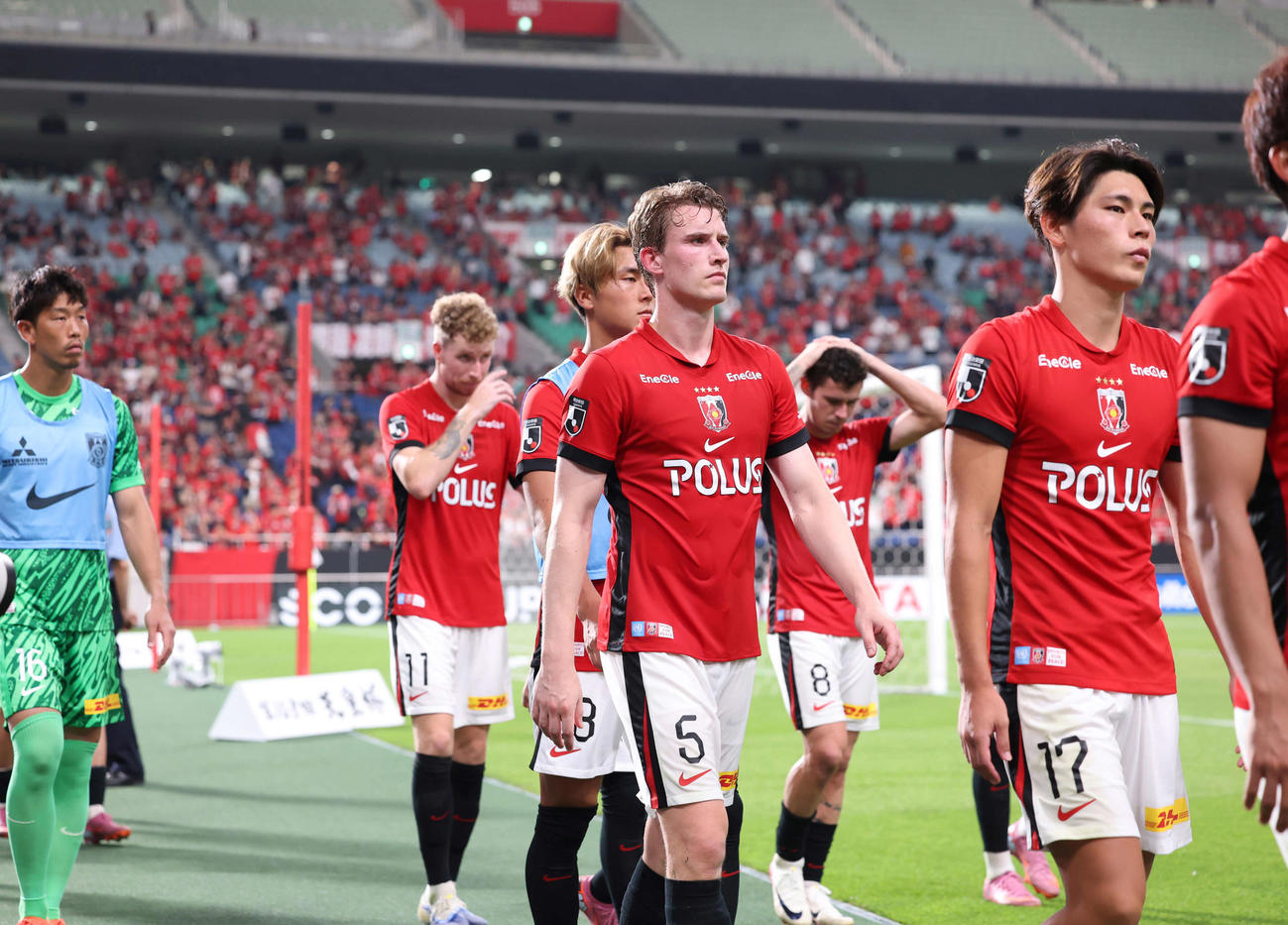 浦和対東京FC　負けが決まり険しい表情で引き上げる浦和メンバー（撮影・増田悦実）