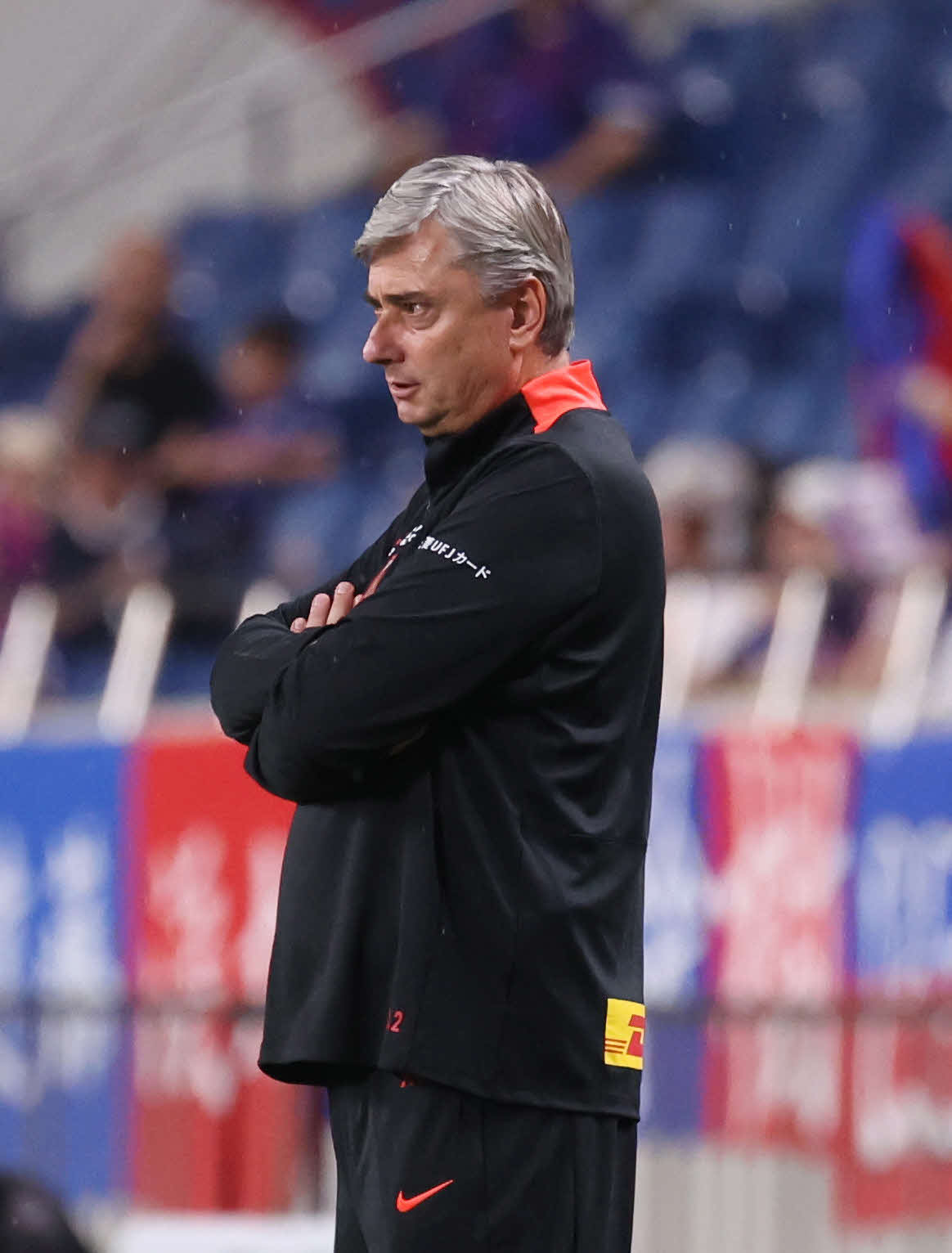 浦和対東京FC　試合を見つめるマチェイ・スコルジャ監督（撮影・増田悦実）