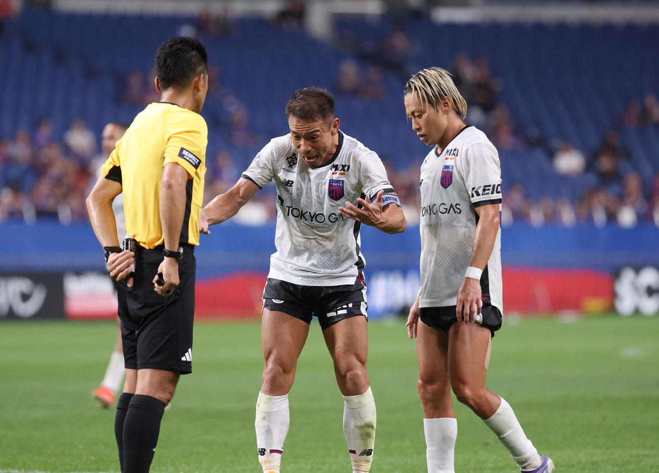 浦和対東京FC　後半、審判に抗議をする長友（中央）（撮影・増田悦実）