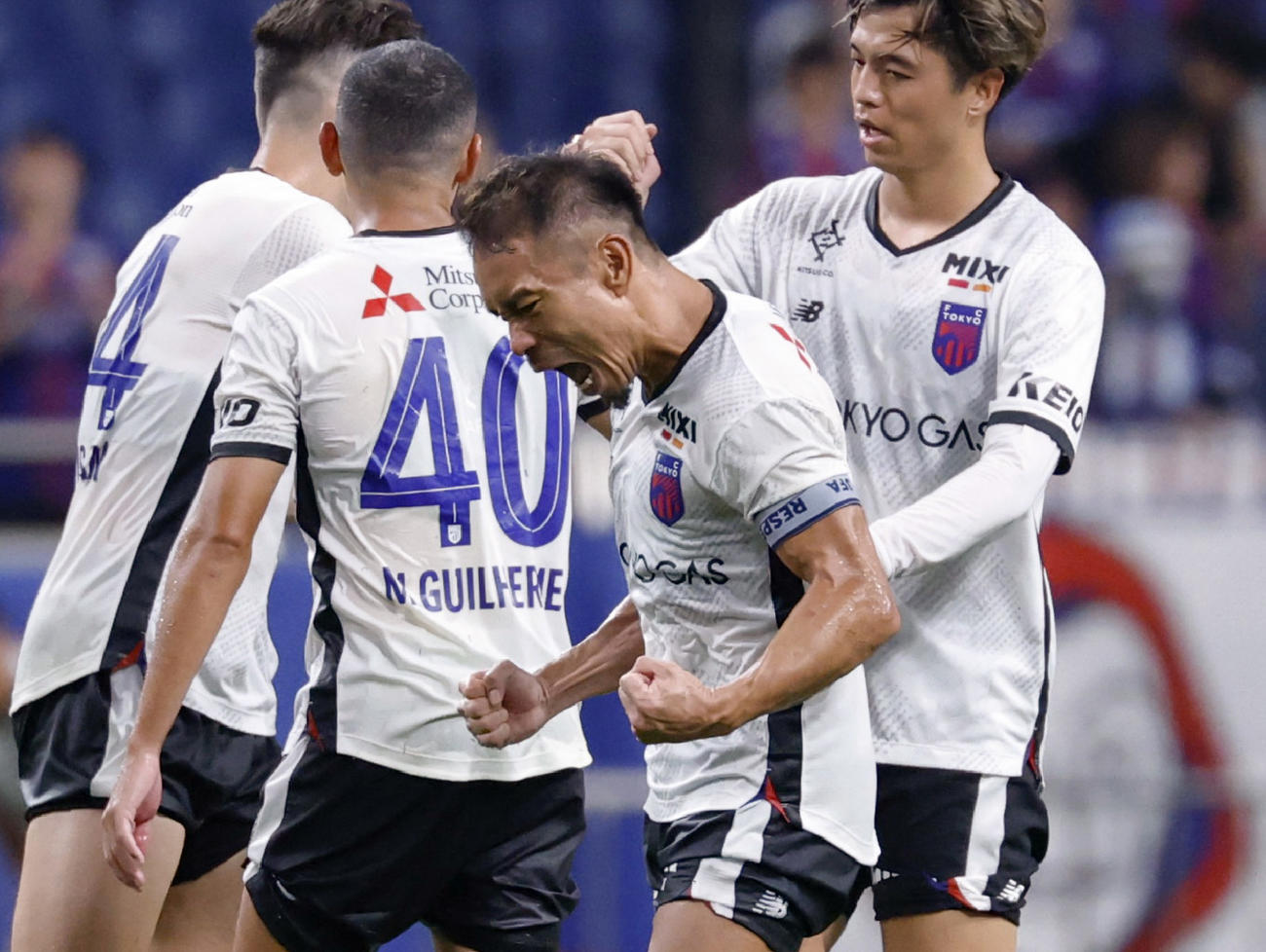 浦和に逆転勝ちし、喜ぶFC東京・長友（手前、共同）