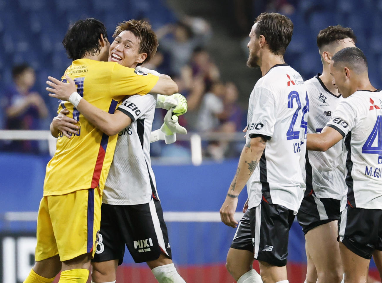浦和に逆転勝ちし、喜ぶ橋本（左から2人目）らFC東京イレブン（共同）