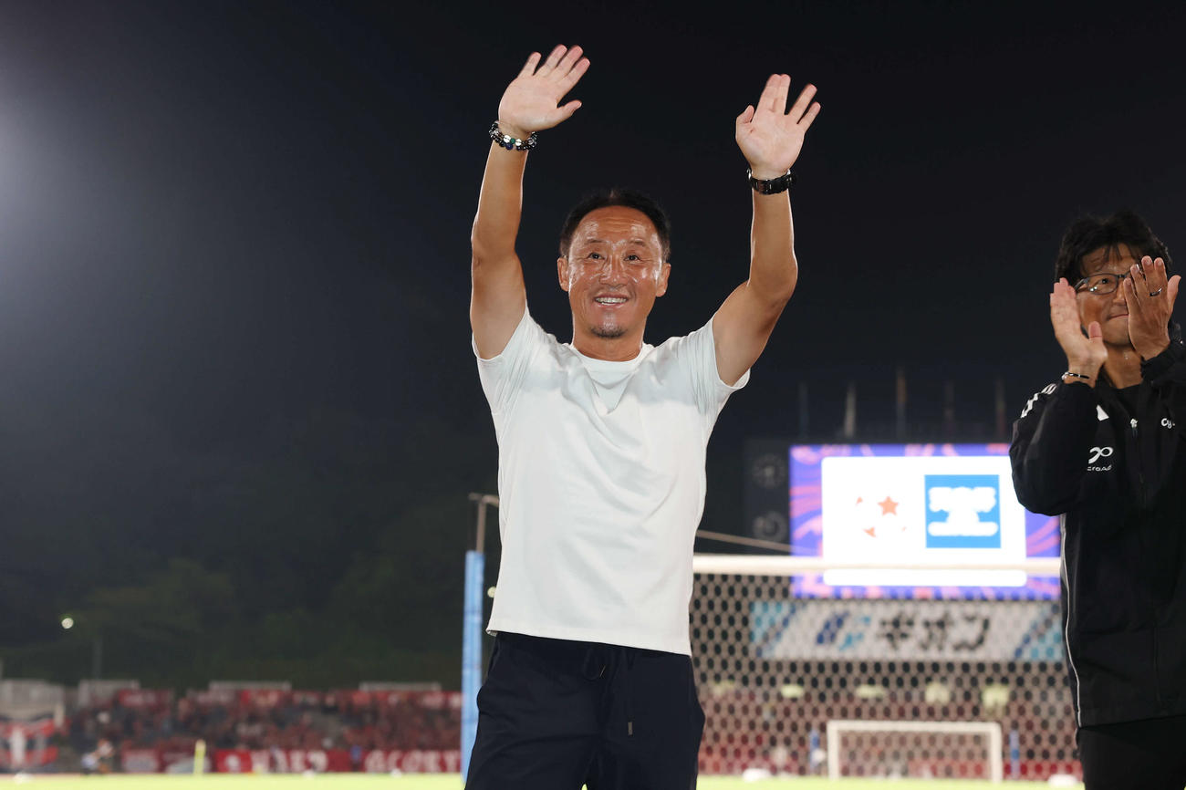 町田対鹿島　準決勝進出を決め笑顔で手を振る町田黒田監督（撮影・宮地輝）
