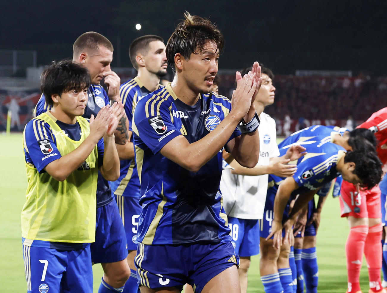 鹿島に快勝し、サポーターにあいさつする町田・昌子（手前）ら（共同）