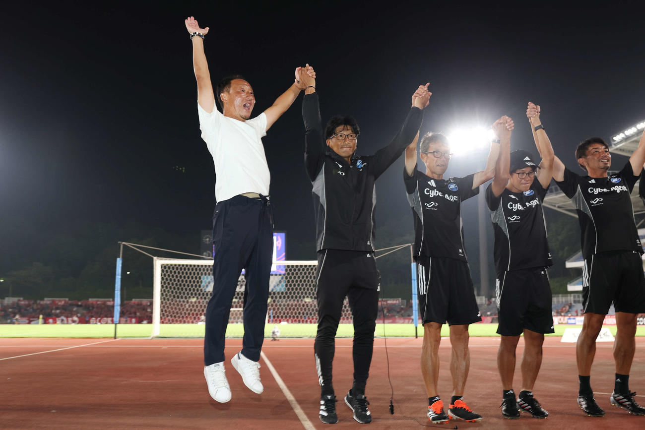 町田対鹿島　準決勝進出を決めジャンプする町田黒田監督（左）（撮影・宮地輝）