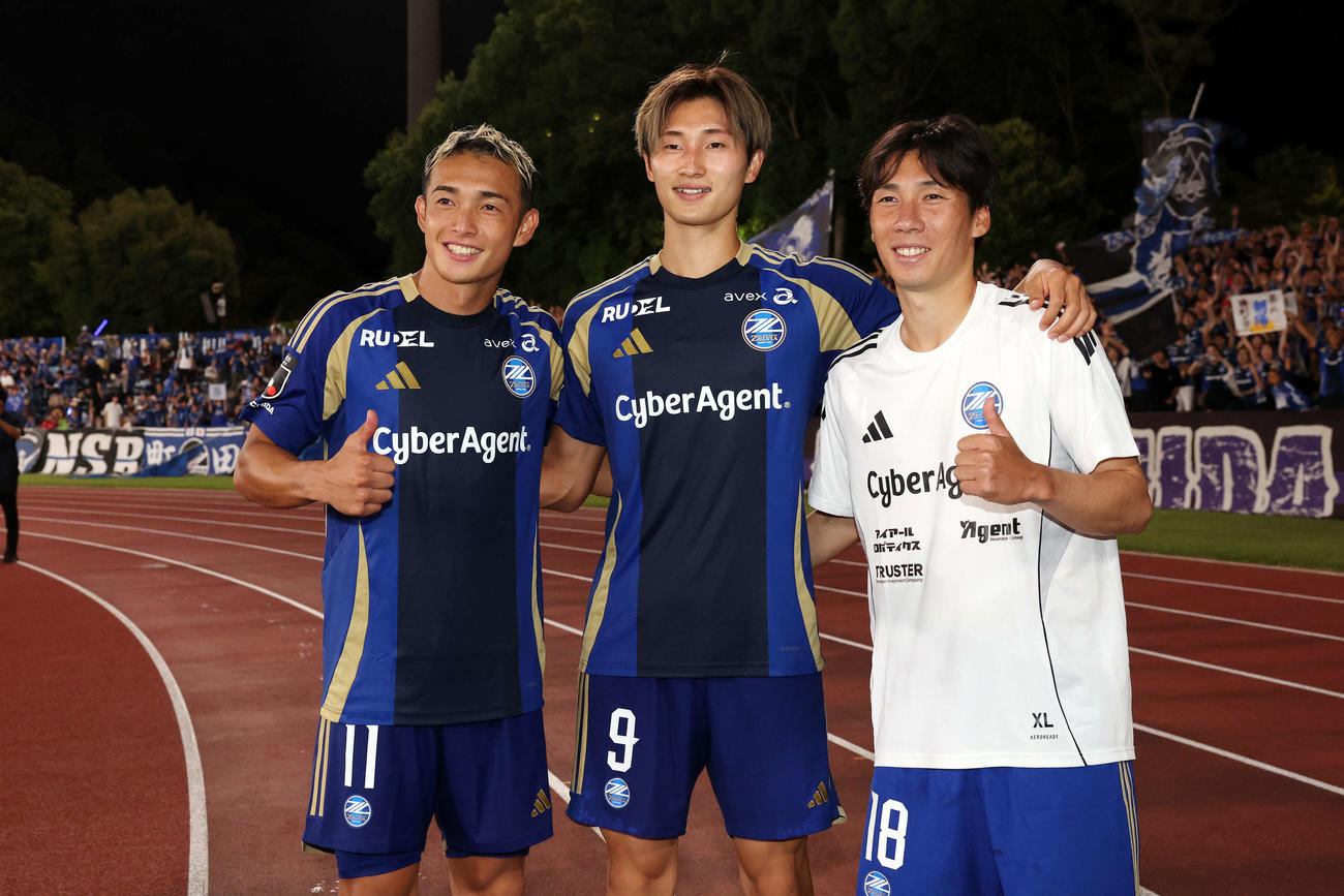 町田対鹿島　準決勝進出を決め笑顔の町田増山（左）、藤尾（中央）、下田（撮影・宮地輝）