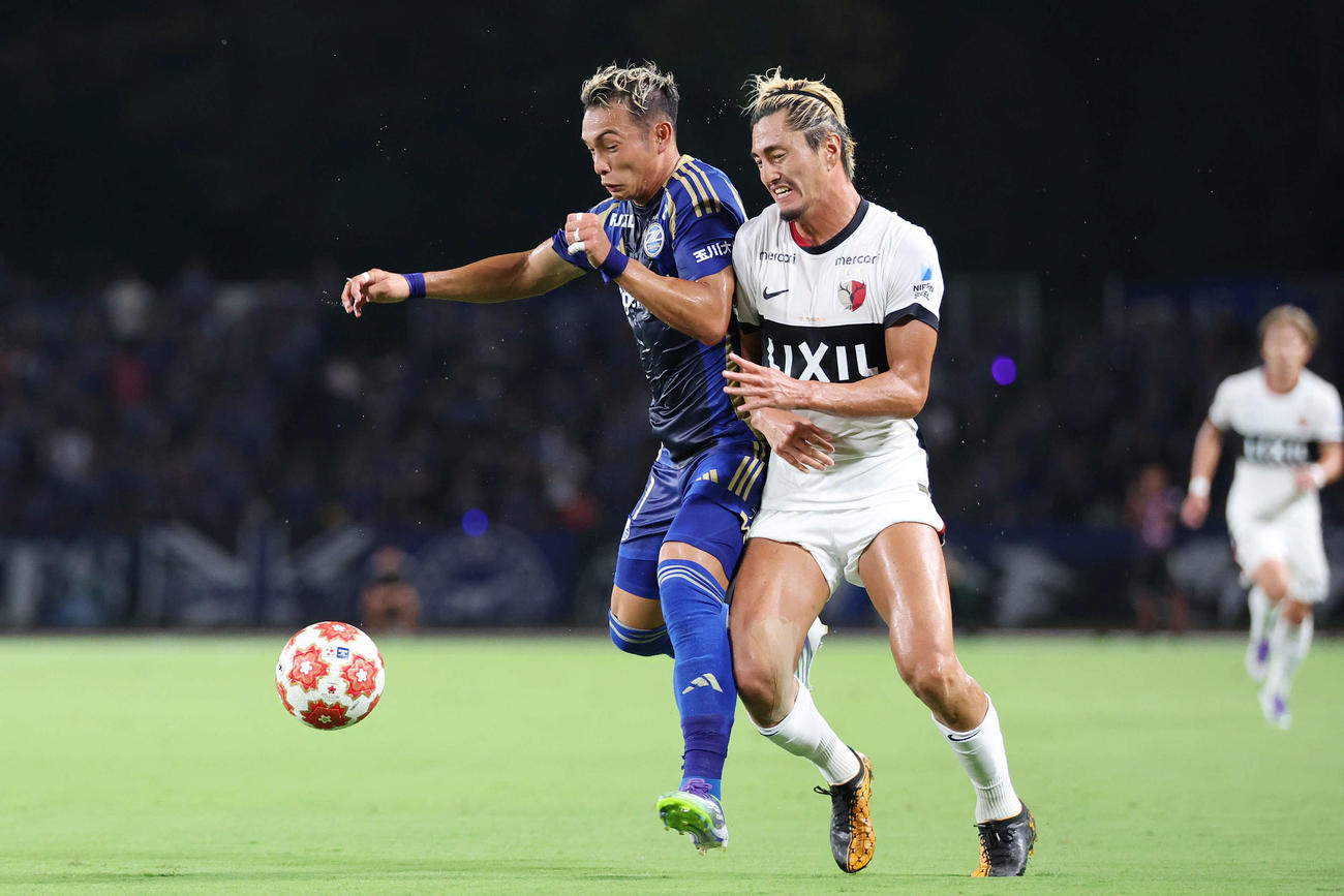 町田対鹿島　前半、競り合う町田増山（左）と鹿島鈴木（撮影・宮地輝）