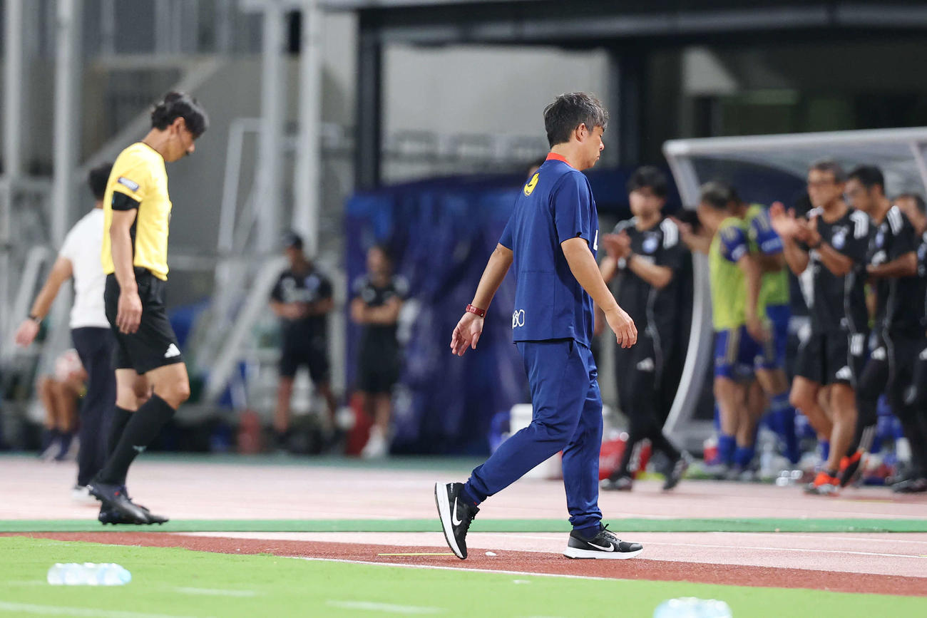 町田対鹿島　準々決勝で敗退し厳しい表情の鹿島鬼木監督（撮影・宮地輝）