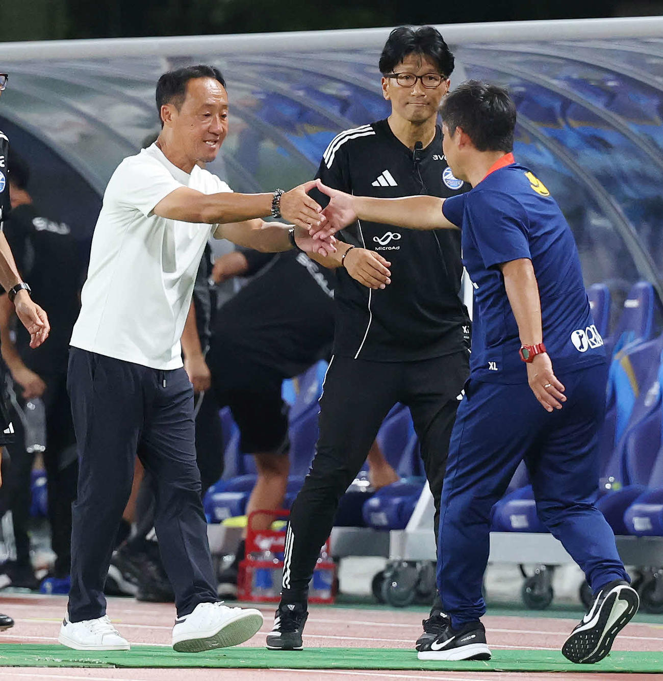 町田対鹿島　試合後、鹿島鬼木監督（右）と握手する町田黒田監督（撮影・宮地輝）