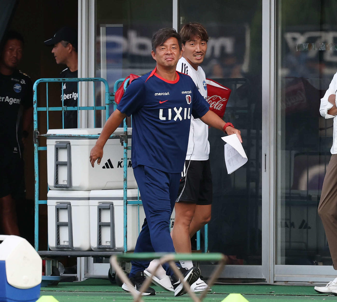 町田対鹿島　試合前、あいさつを交わした鹿島鬼木監督（手前）と町田昌子（撮影・宮地輝）