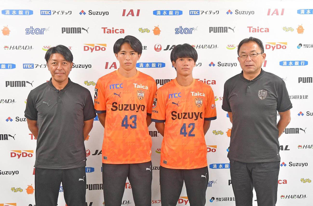 加入内定会見で記念撮影する、右から反町GM、清水ユースの土居、針生、同ユースの沢登監督
