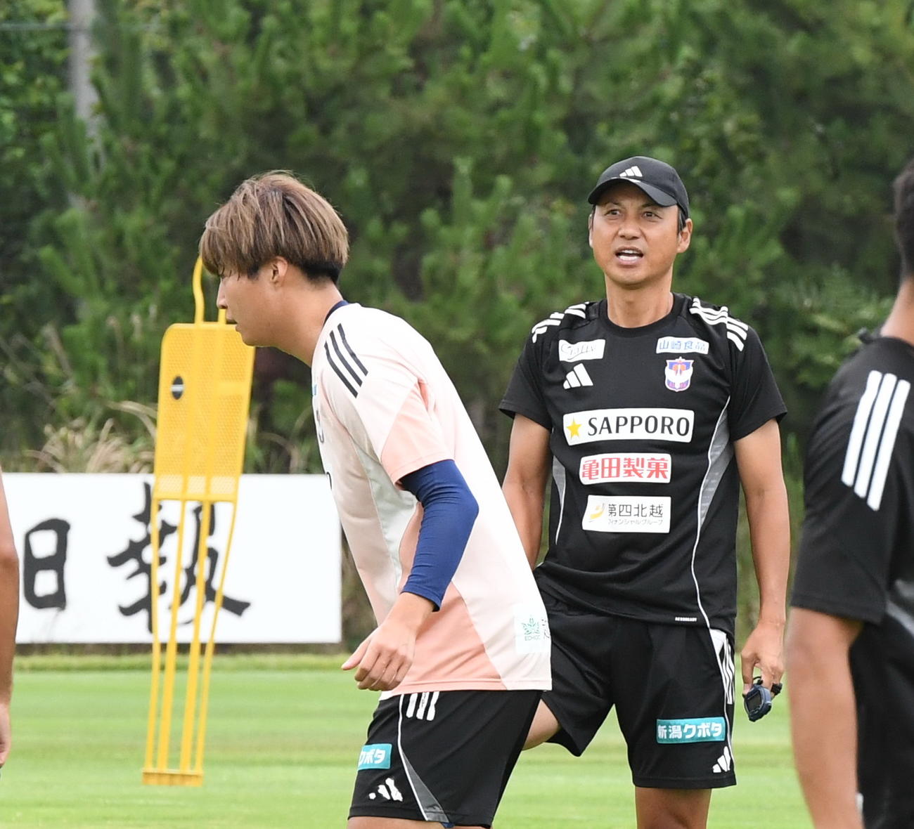 浦和戦前日練習で選手の動きをチェックする吉本ヘッドコーチ（右）