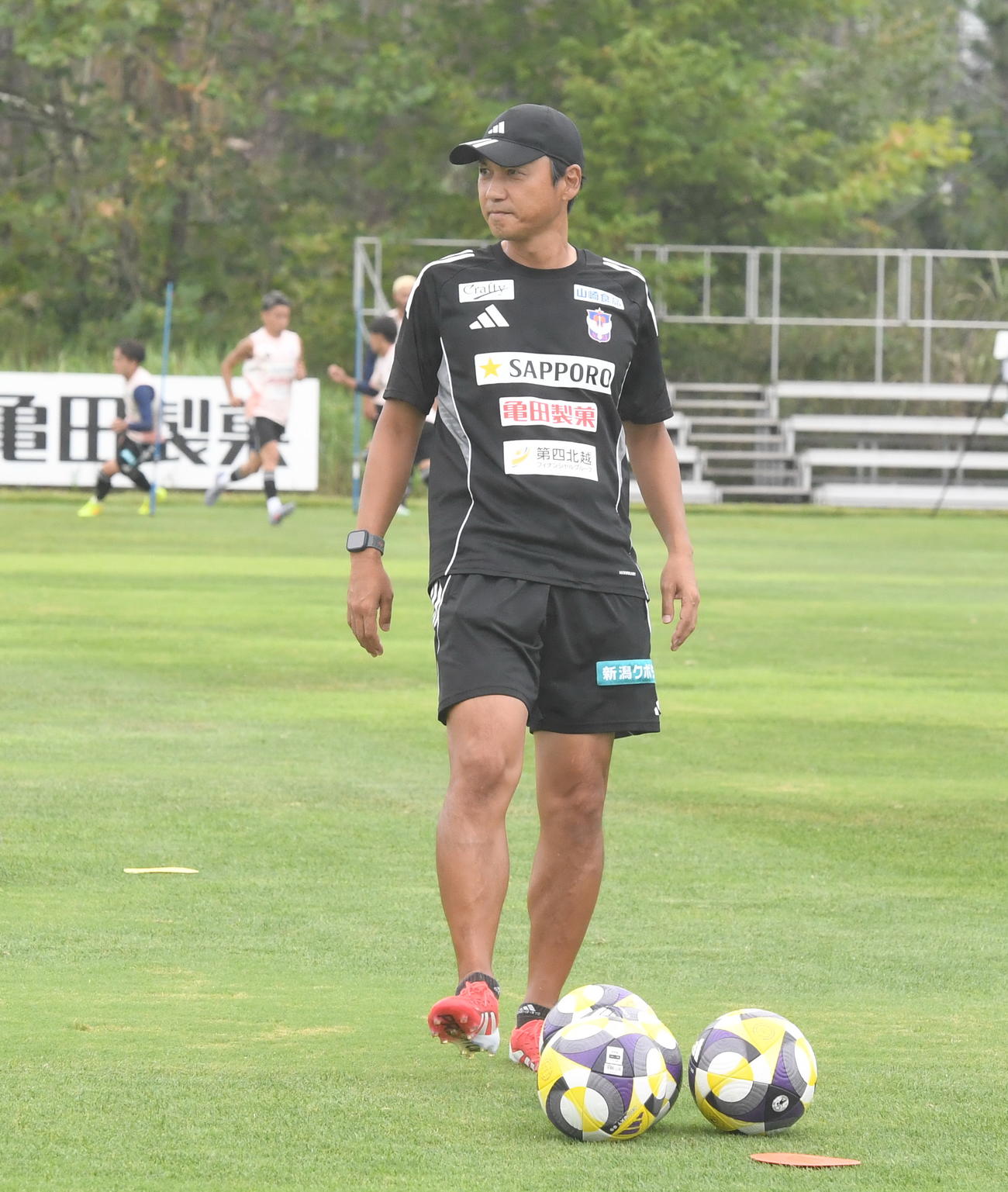 浦和戦前日練習に参加する吉本ヘッドコーチ
