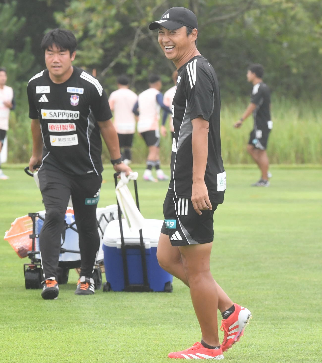 浦和戦前日練習に参加する吉本ヘッドコーチ（右）
