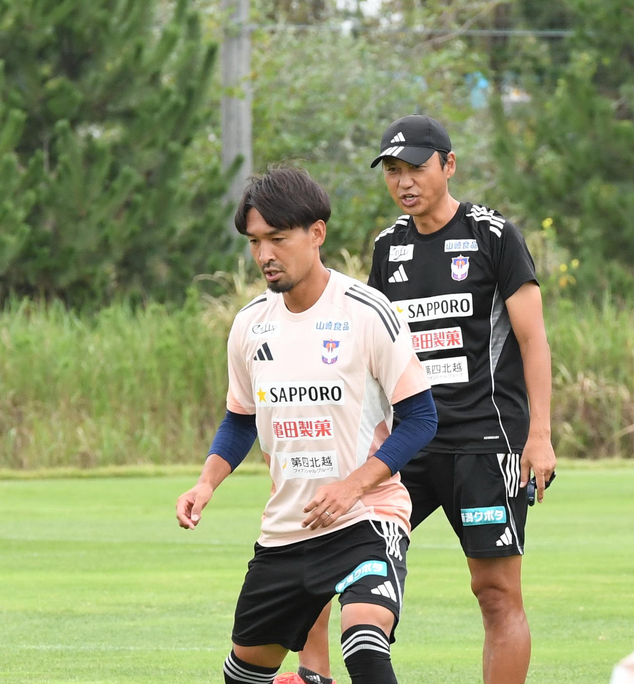 浦和戦前日練習で選手の動きをチェックする吉本ヘッドコーチ（右）