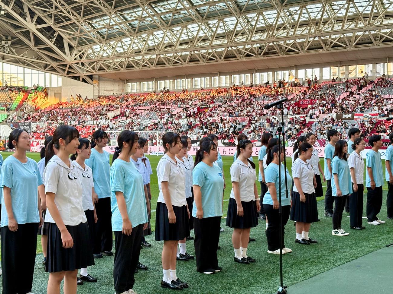 「しあわせ運べるように」を合唱する神戸親和大、親和女子高、親和中の生徒