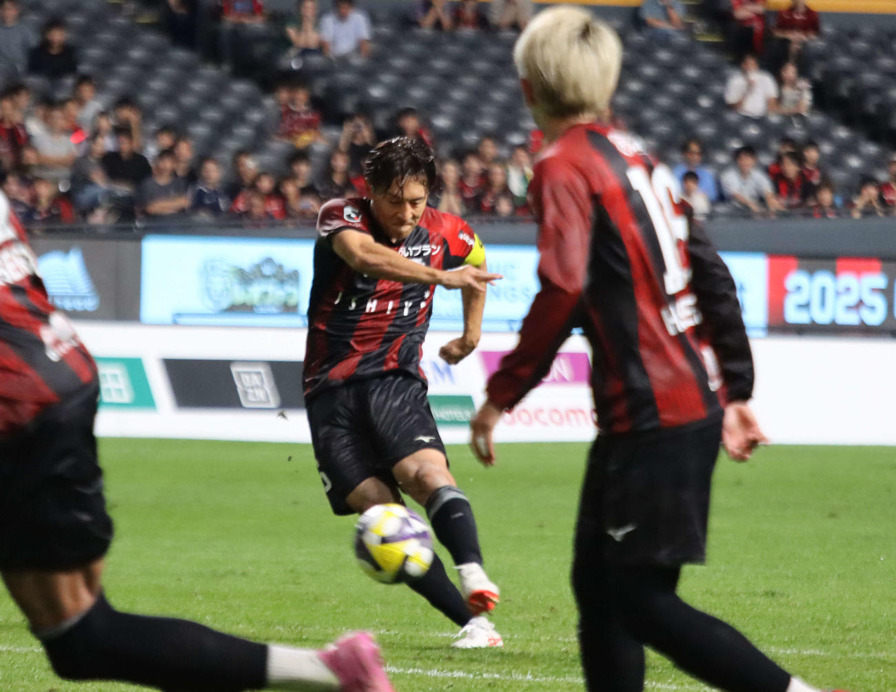 前半追加タイム2分、直接FKで先制点を決める札幌高嶺（撮影・保坂果那）