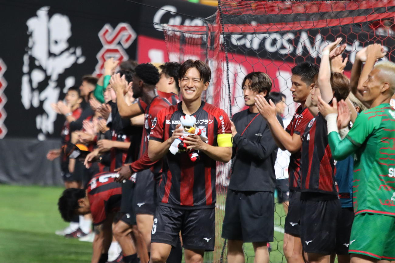 試合後に笑顔を見せる札幌高嶺（中央）（撮影・保坂果那）