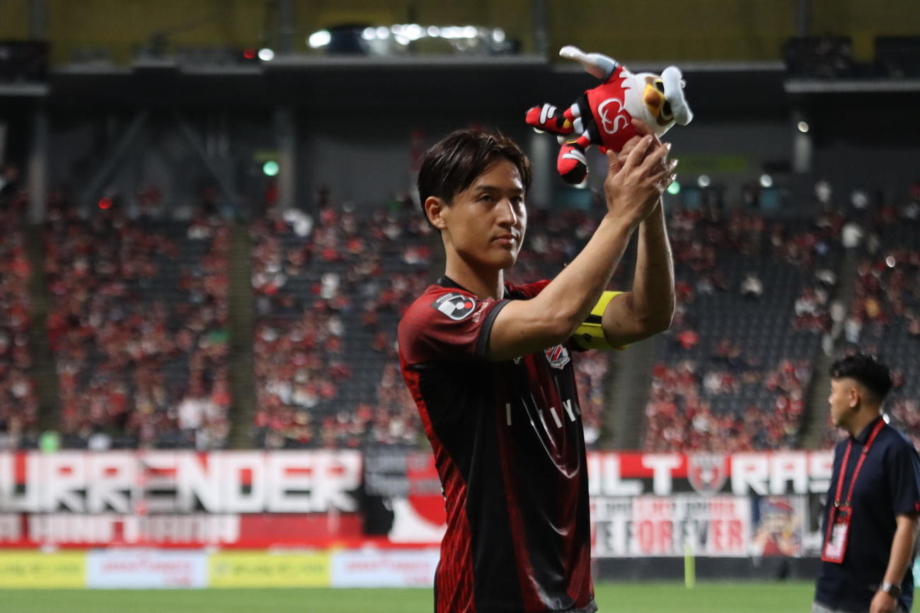 試合後サポーターにあいさつする札幌高嶺（撮影・保坂果那）