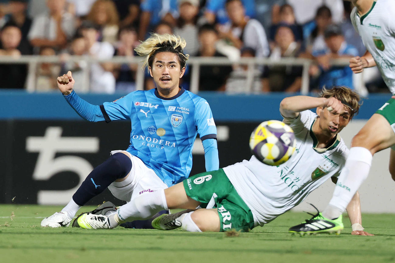 横浜FC対東京V　前半、シュートを放つ横浜FC新保（左）（撮影・宮地輝）