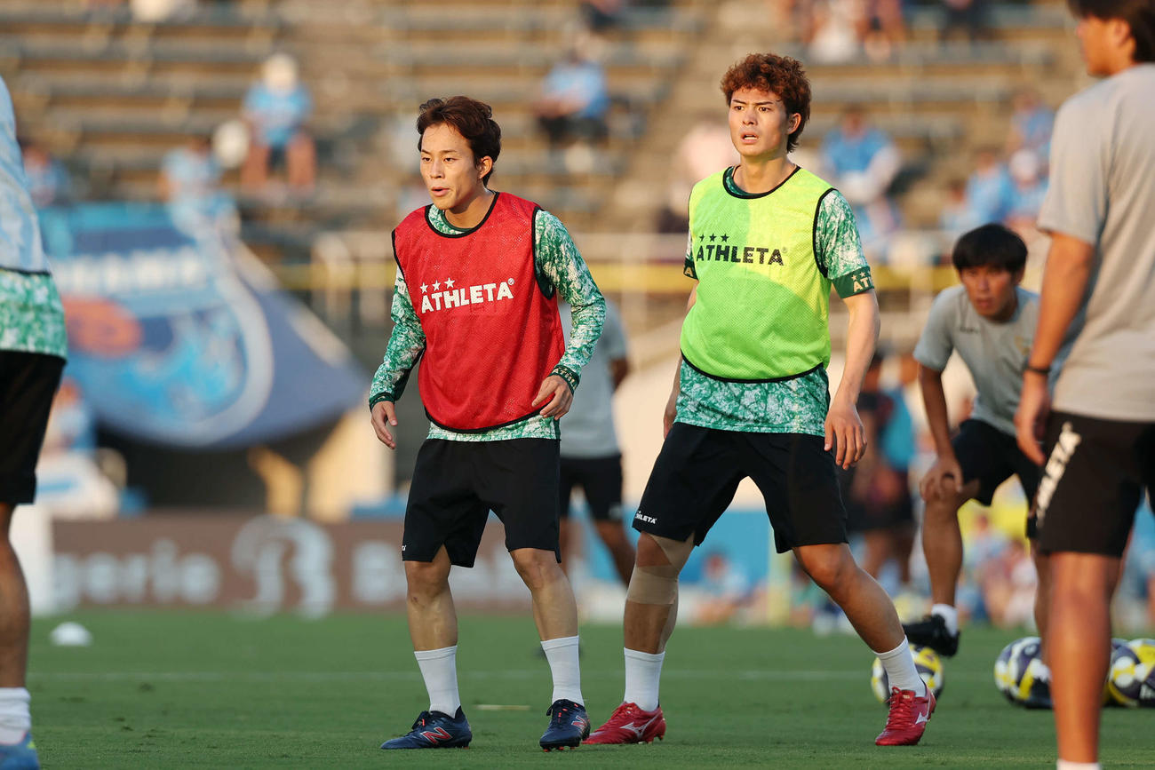 横浜FC対東京V　試合前、ウオーミングアップする東京V森田（左）と谷口（撮影・宮地輝）