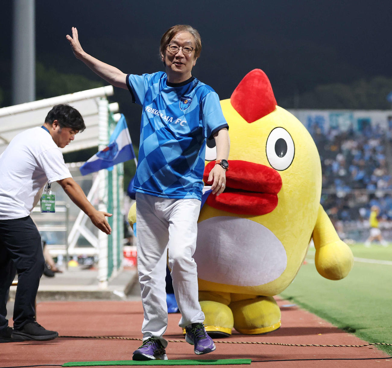 横浜FC対東京V　ハーフタイム、場内一周をする木原実気象予報士とそらジロー（撮影・宮地輝）