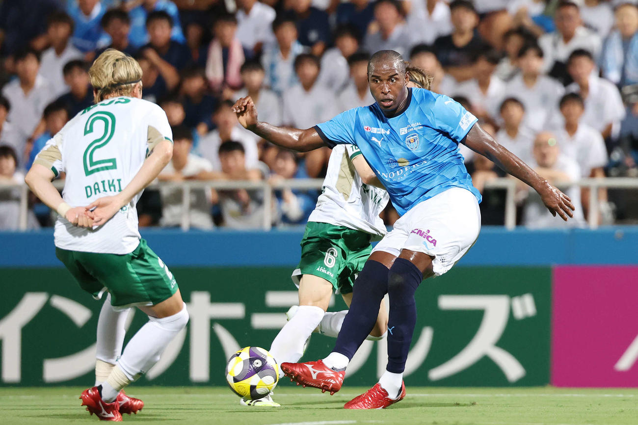 横浜FC対東京V　前半、パスを出す横浜FCアダイウトン（撮影・宮地輝）