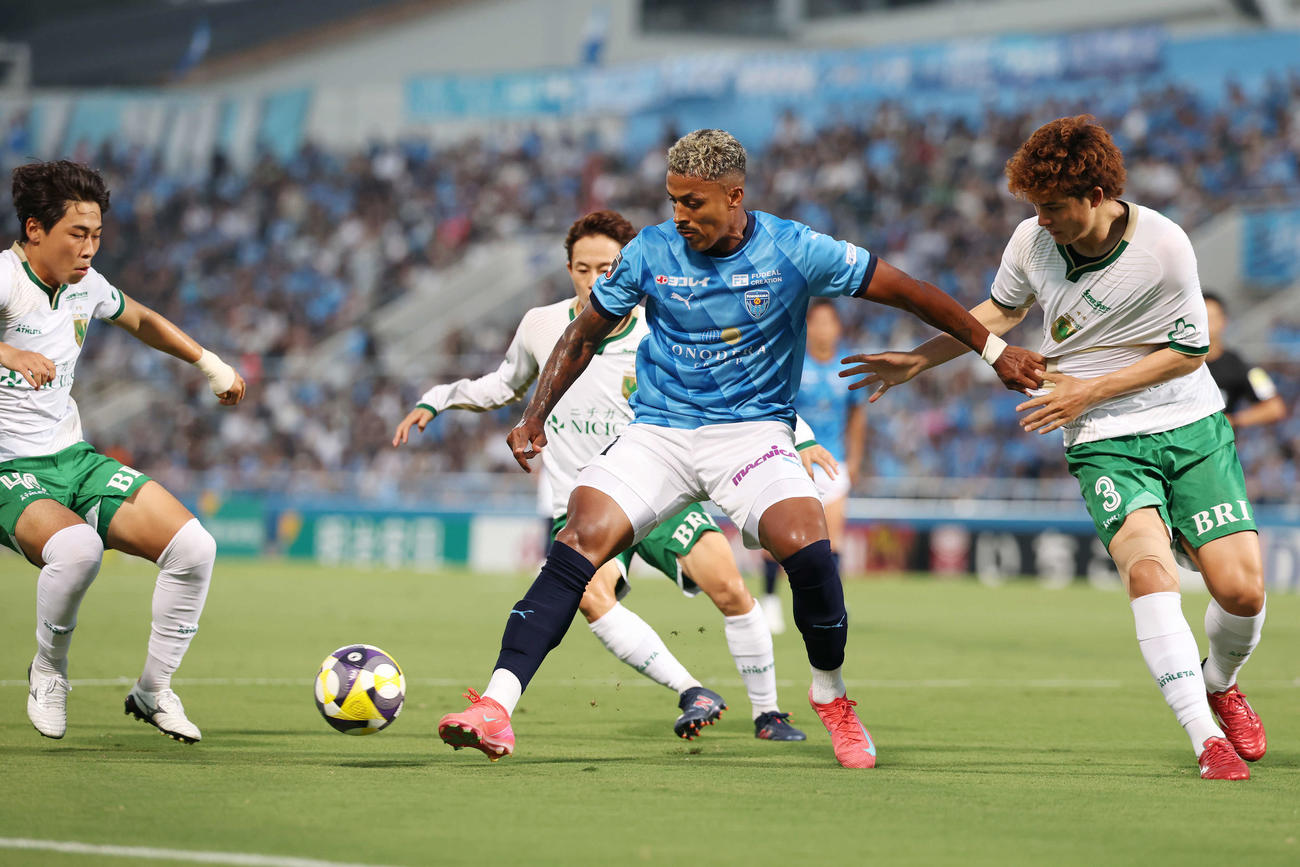 横浜FC対東京V　前半、ボールをキープする横浜FCルキアン（撮影・宮地輝）