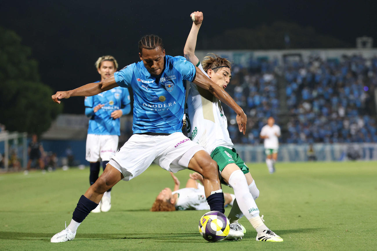 横浜FC対東京V　後半、競り合う横浜FCンドカ（左）と東京V宮原（撮影・宮地輝）