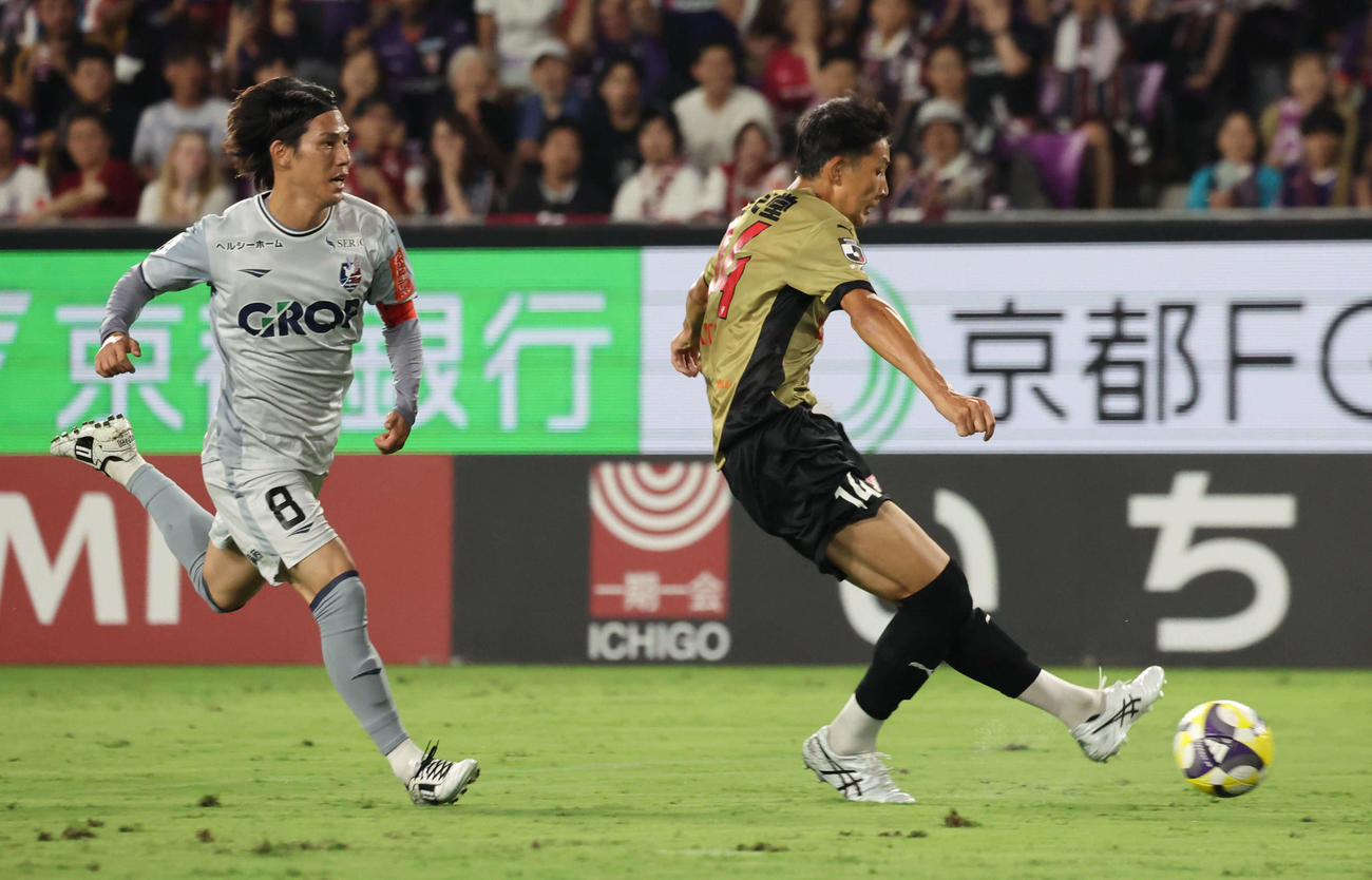 京都対岡山　前半、チーム2点目を決める京都原（撮影・西尾就之）