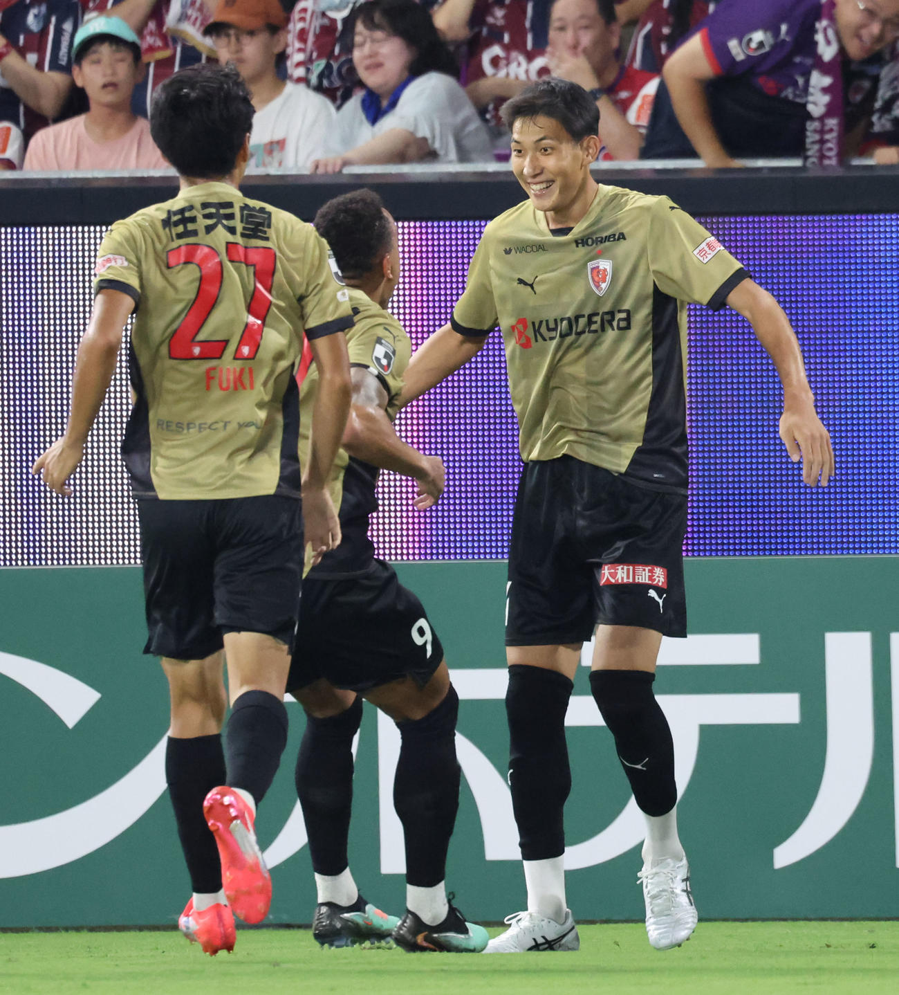 京都対岡山　前半、チーム2点目を決めた京都原（右）は祝福に喜びの表情を見せる（撮影・西尾就之）