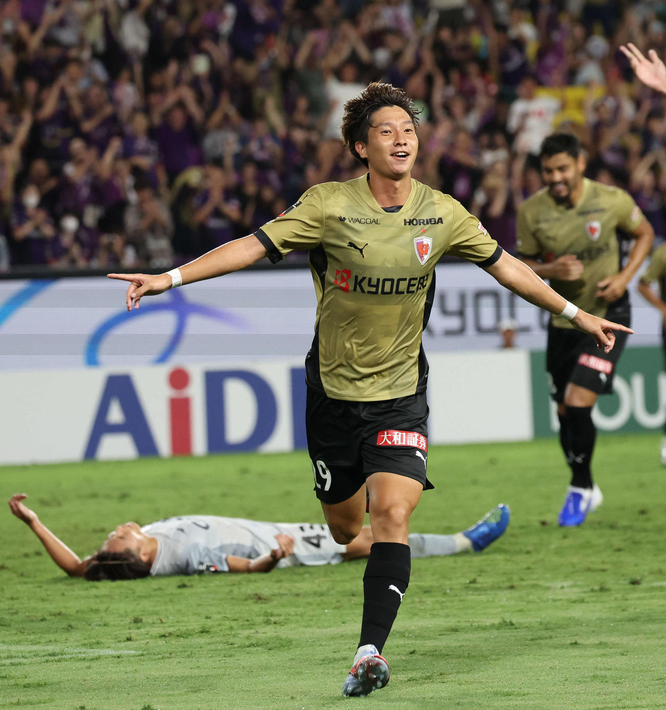 京都対岡山　後半、京都奥川はチーム5点目を決め喜ぶ（撮影・西尾就之）