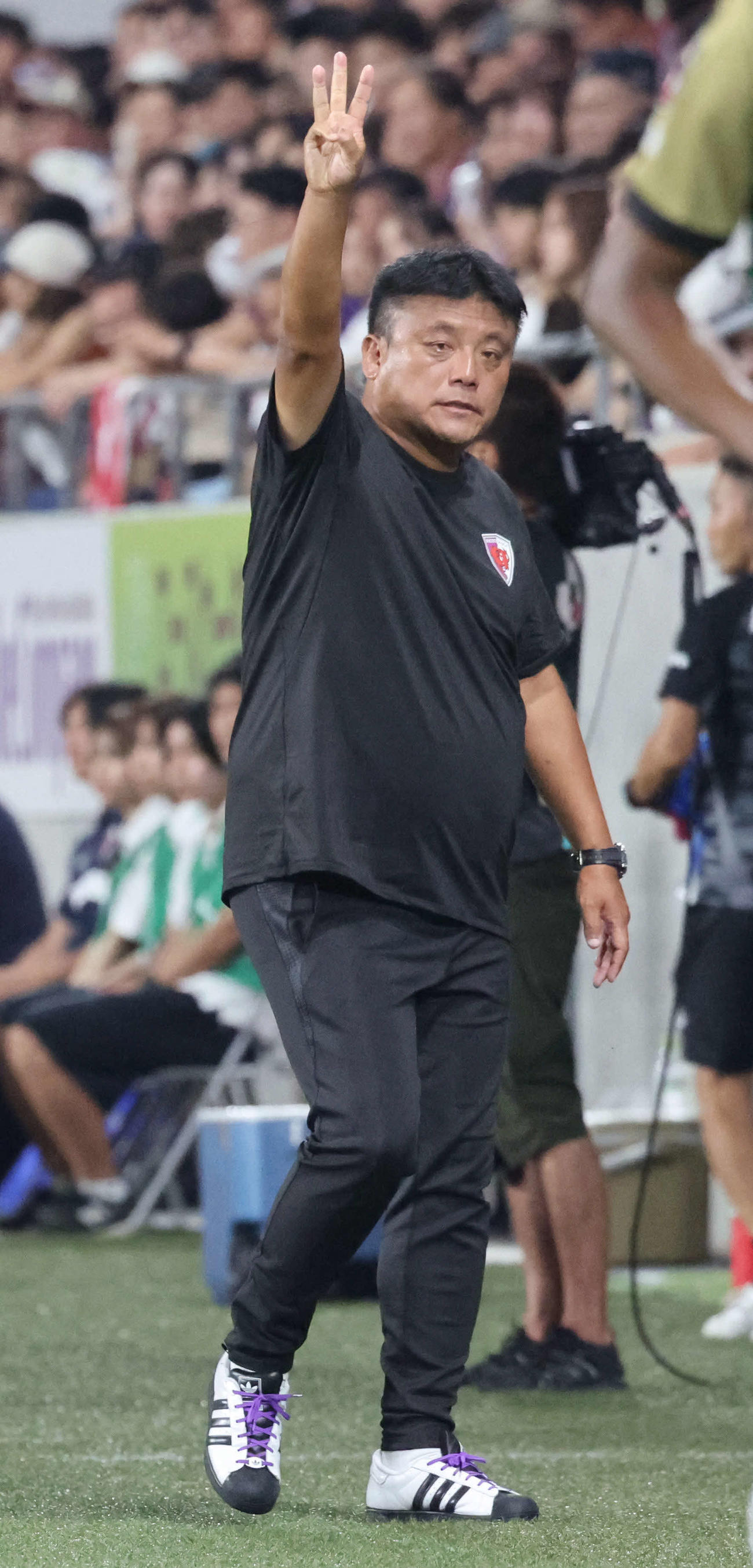 京都対岡山　後半、京都曺貴裁監督はアップ中の選手に指示を出す（撮影・西尾就之）