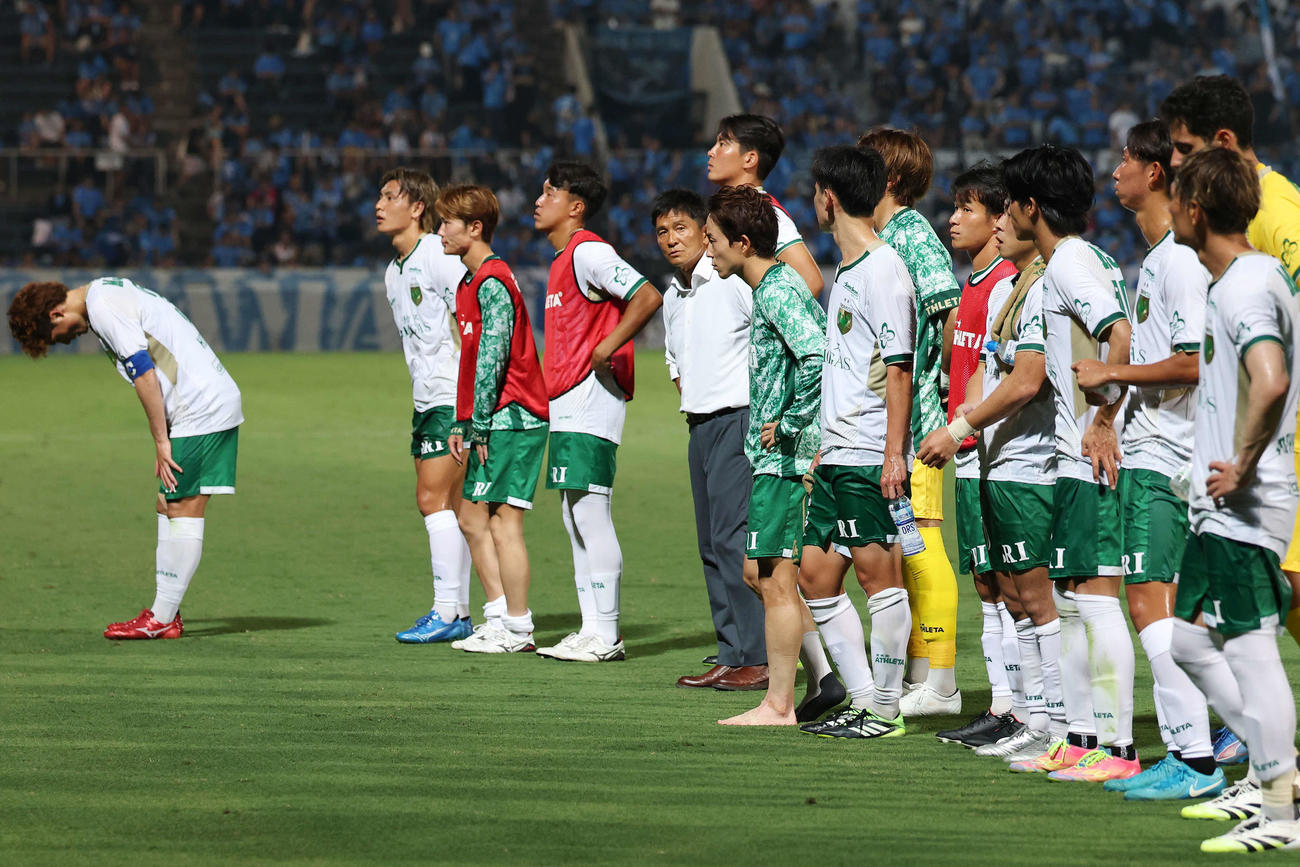 横浜FC対東京V　引き分けに終わり厳しい表情の東京V城福監督（中央）と選手たち（撮影・宮地輝）