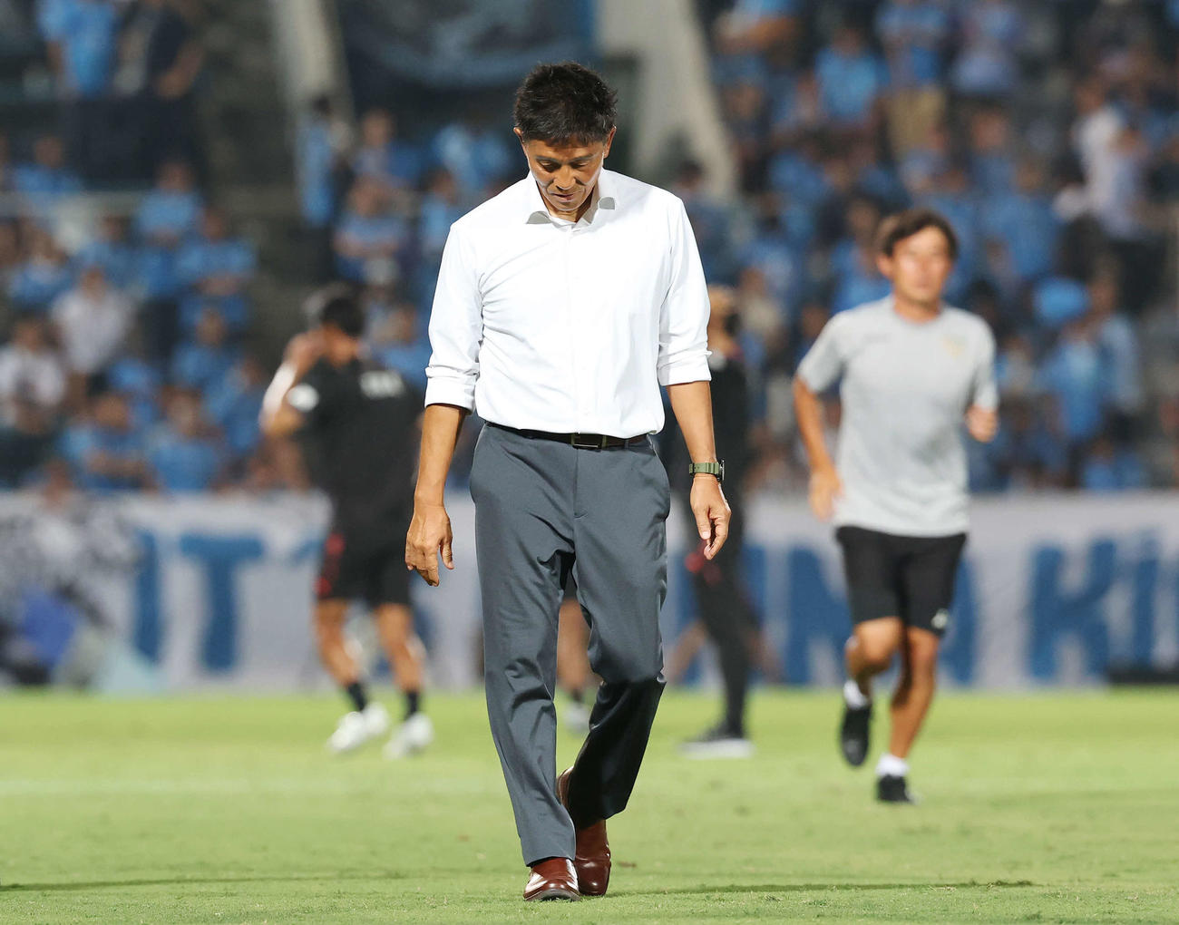 横浜FC対東京V　引き分けに終わり下を向く東京V城福監督（撮影・宮地輝）
