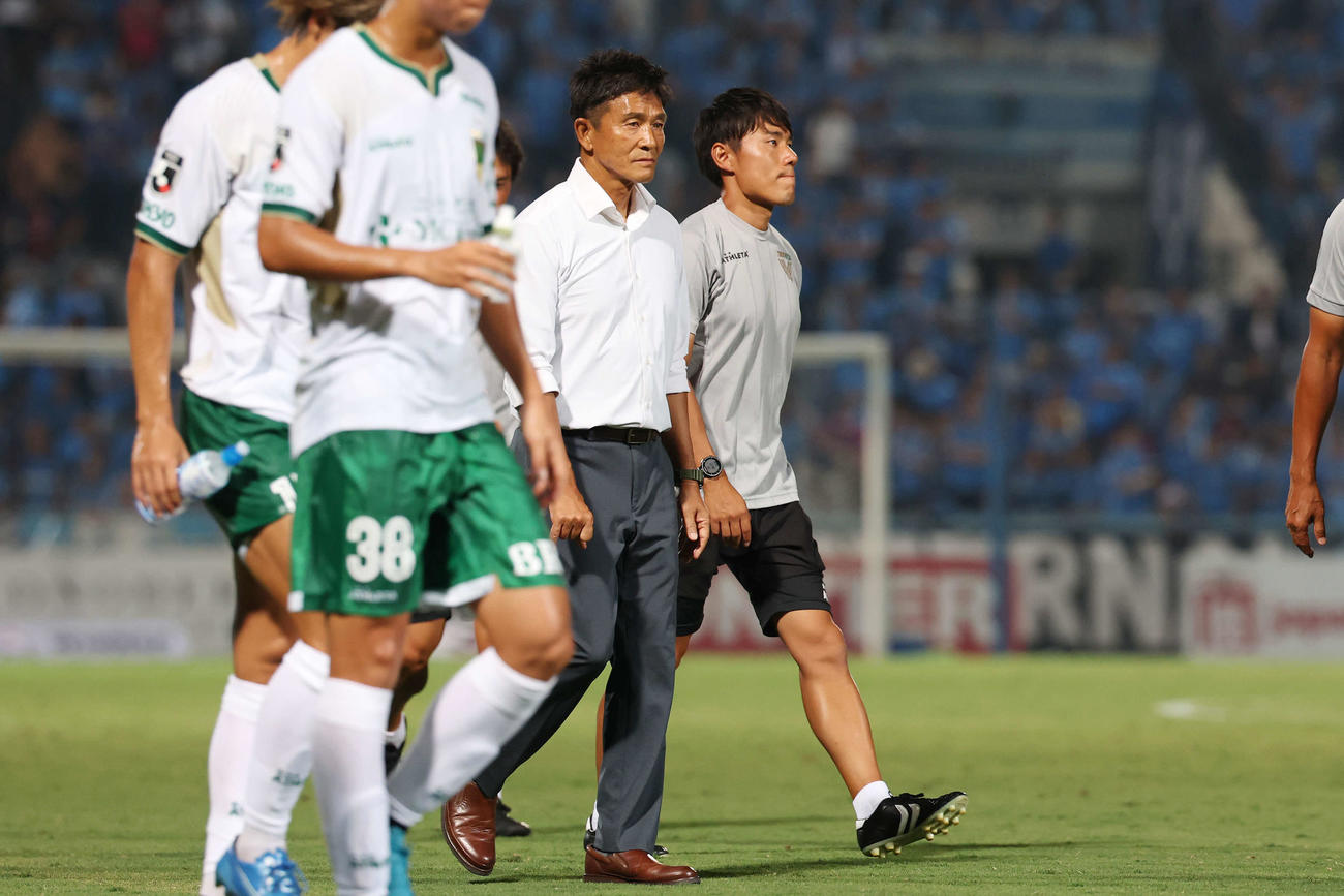 横浜FC対東京V　引き分けに終わり厳しい表情の東京V城福監督（撮影・宮地輝）