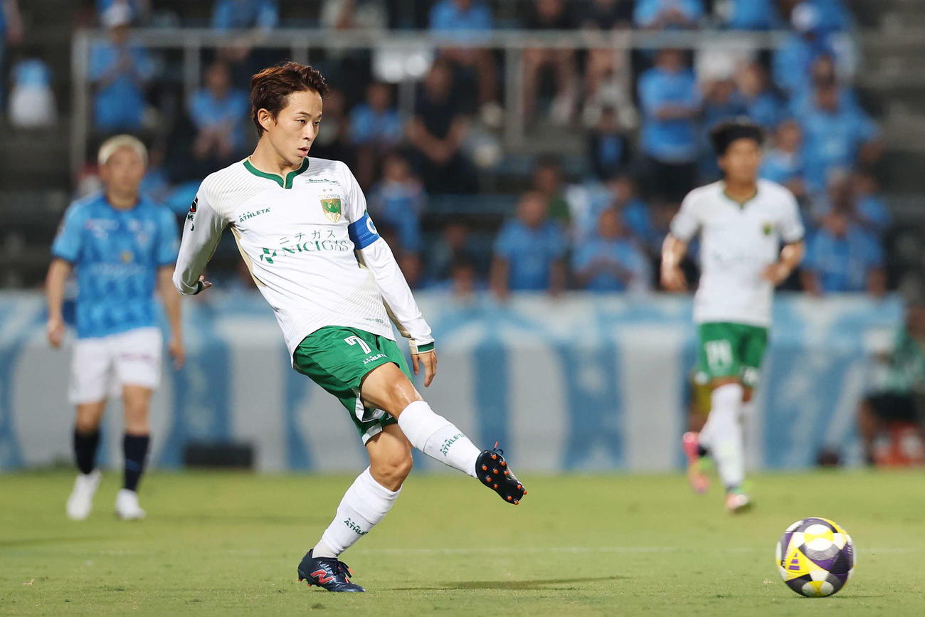 横浜FC対東京V　前半、パスを出す東京V森田（撮影・宮地輝）