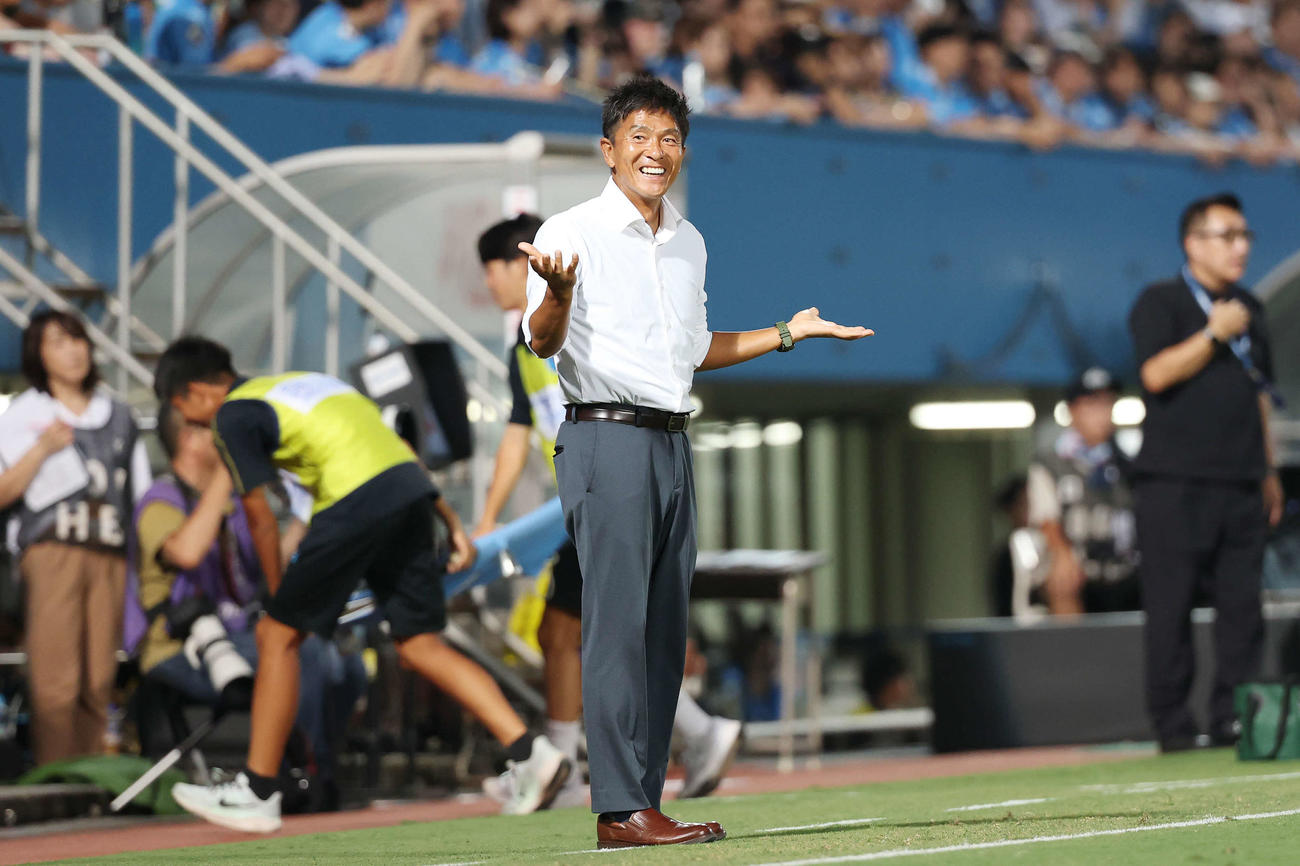 横浜FC対東京V　前半、イエローカードの判定に苦笑いする東京V城福監督（撮影・宮地輝）
