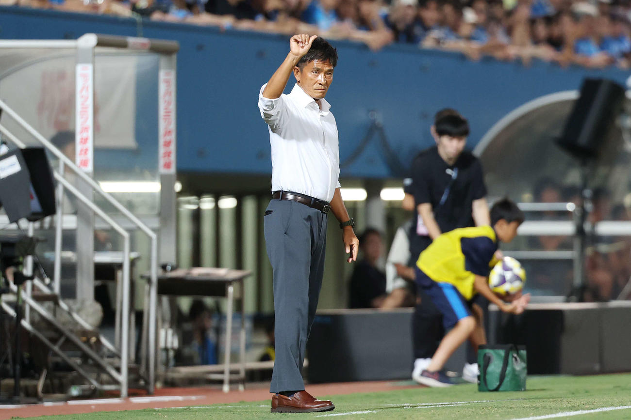 横浜FC対東京V　前半、サムズアップする東京V城福監督（撮影・宮地輝）