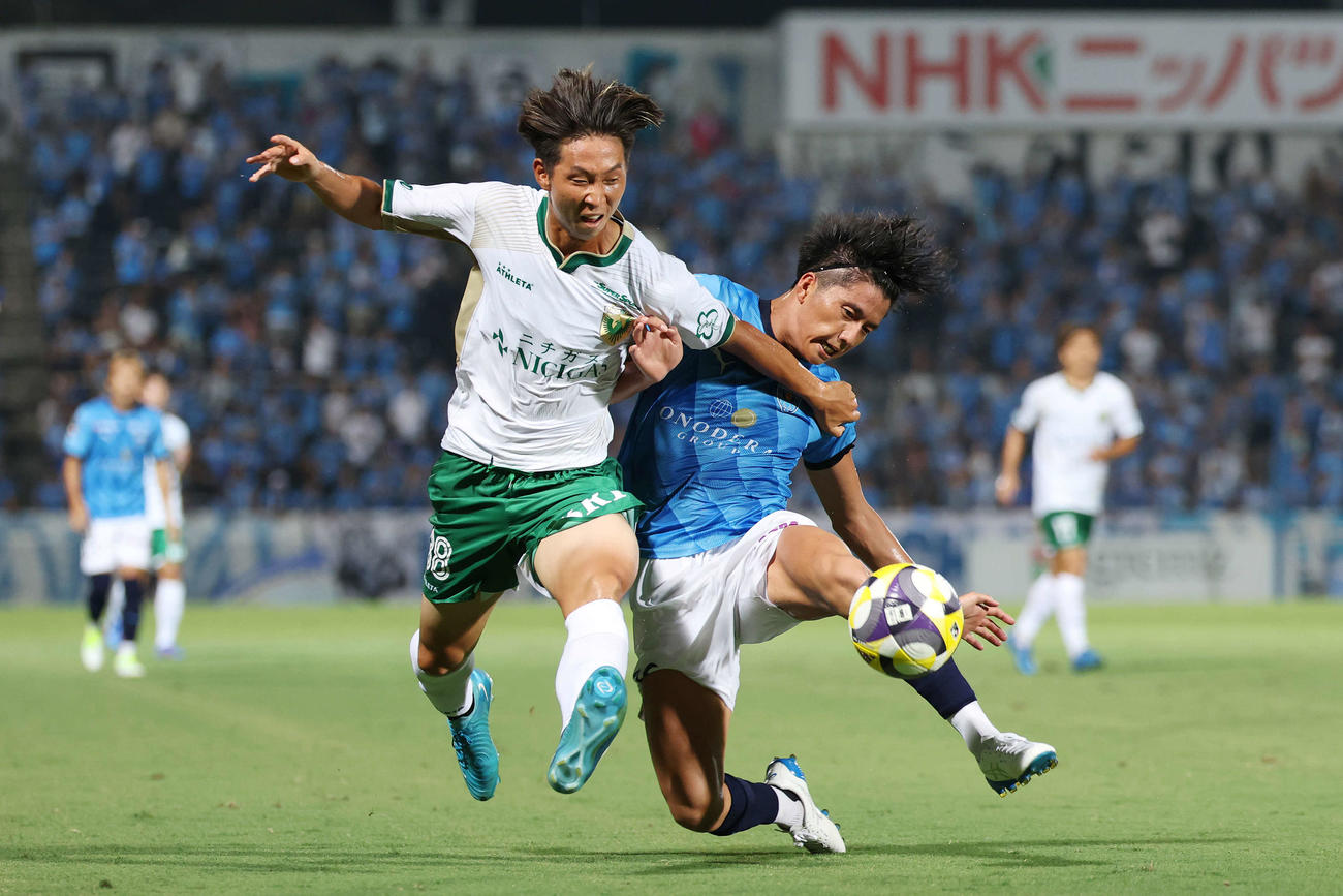 横浜FC対東京V　後半、競り合う東京V唐山（左）と横浜FC山田（撮影・宮地輝）