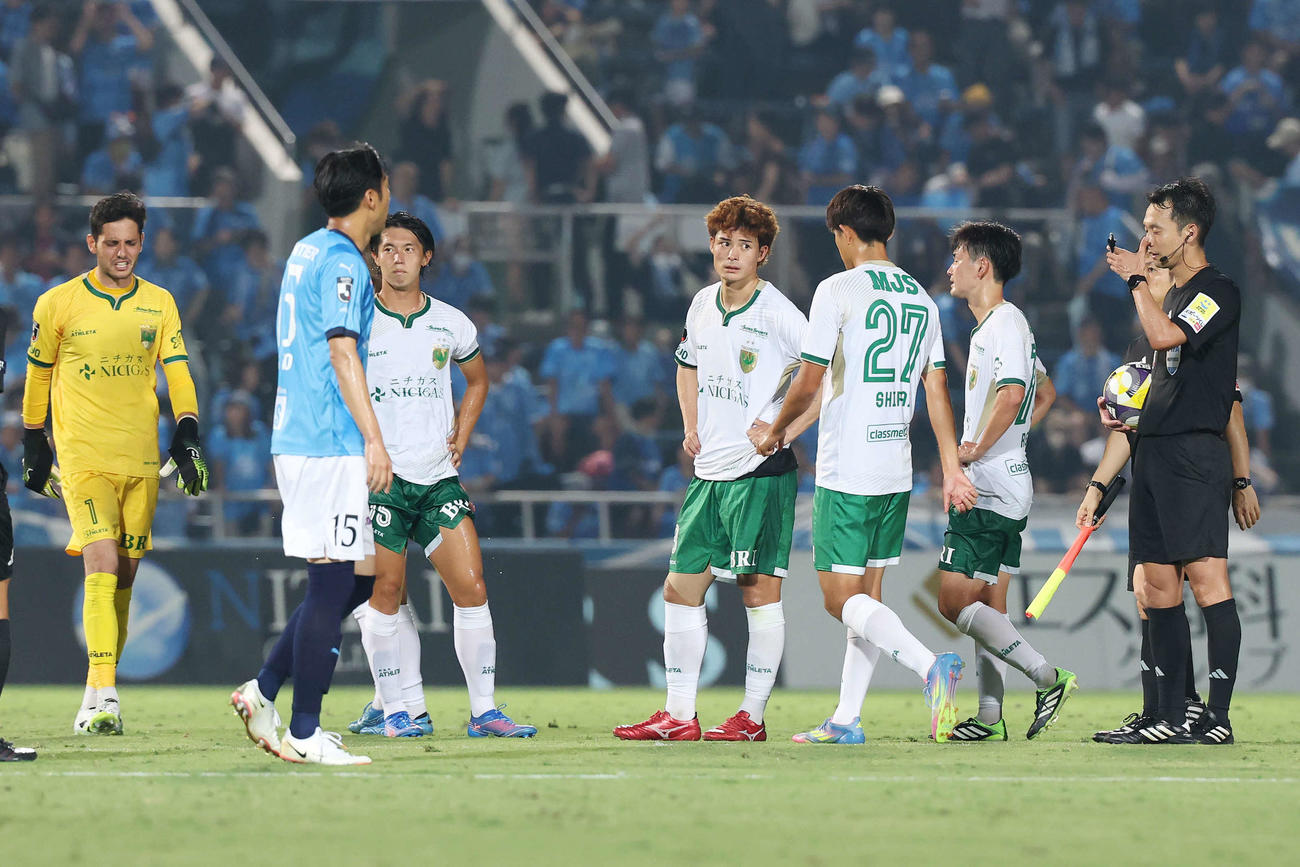 横浜FC対東京V　引き分けに終わり厳しい表情の東京V谷口（中央）（撮影・宮地輝）