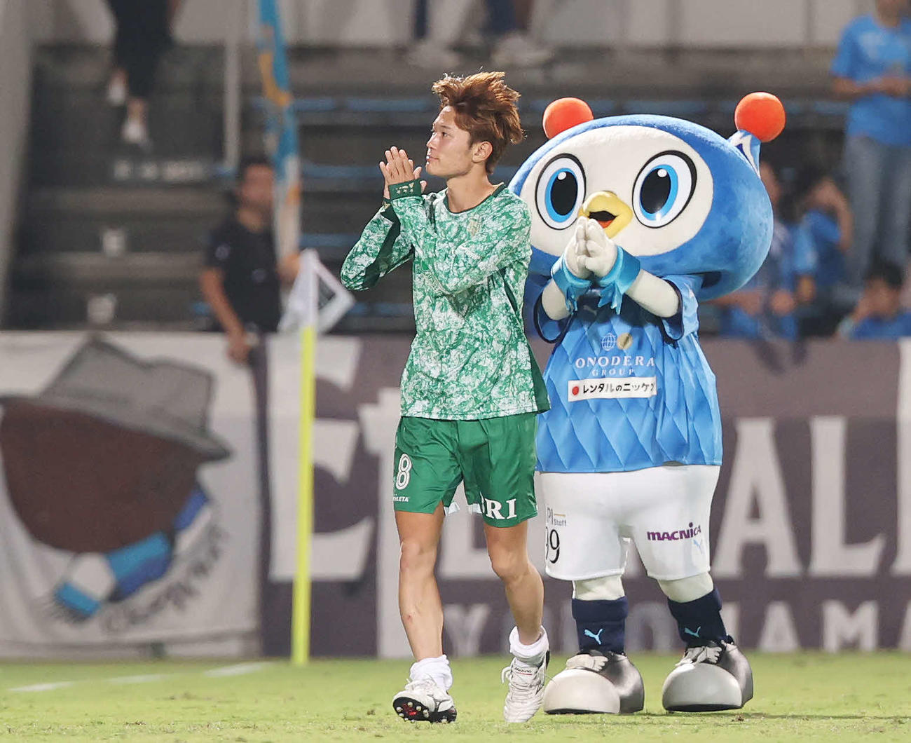 横浜FC対東京V　試合後、古巣横浜FCサポーターにあいさつする東京V斎藤（撮影・宮地輝）