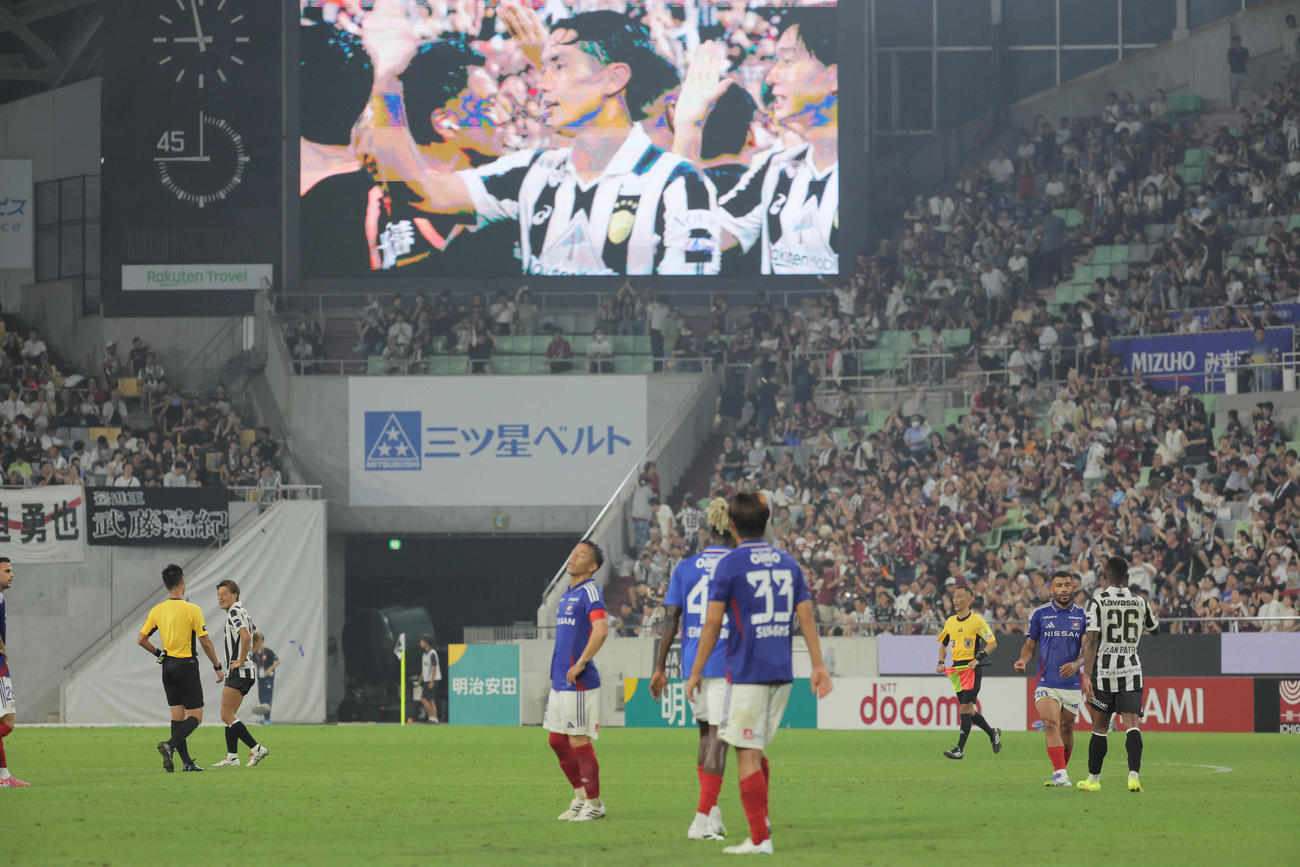 神戸対横浜　敗れた横浜イレブン（撮影・宮崎幸一）