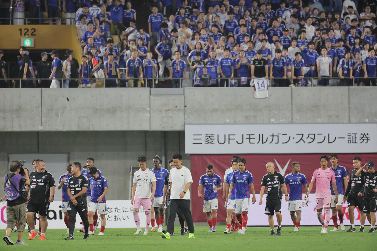 神戸対横浜　敗れた横浜イレブン（撮影・宮崎幸一）