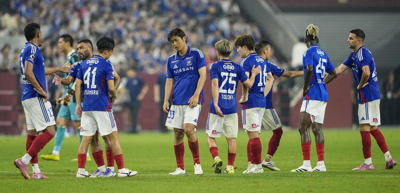 神戸に敗れ、肩を落とす横浜イレブン（共同）