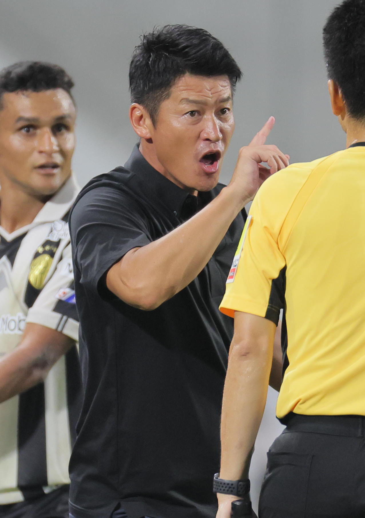 神戸対横浜F　後半、ライン際の判定に激しく抗議する神戸吉田監督（撮影・宮崎幸一）