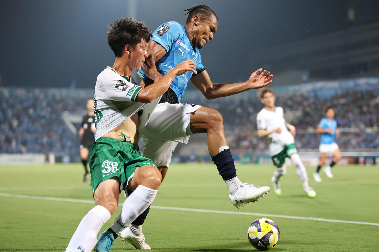 横浜FC対東京V　後半、競り合う東京V唐山（左）と横浜FCンドカ（撮影・宮地輝）