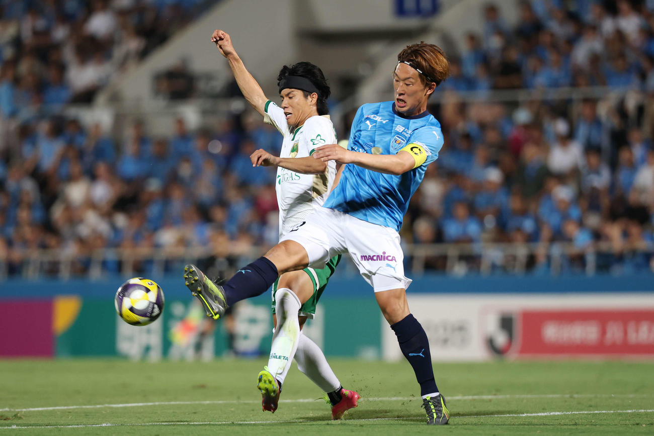 横浜FC対東京V　後半、競り合う東京V福田（左）と横浜FC岩武（撮影・宮地輝）