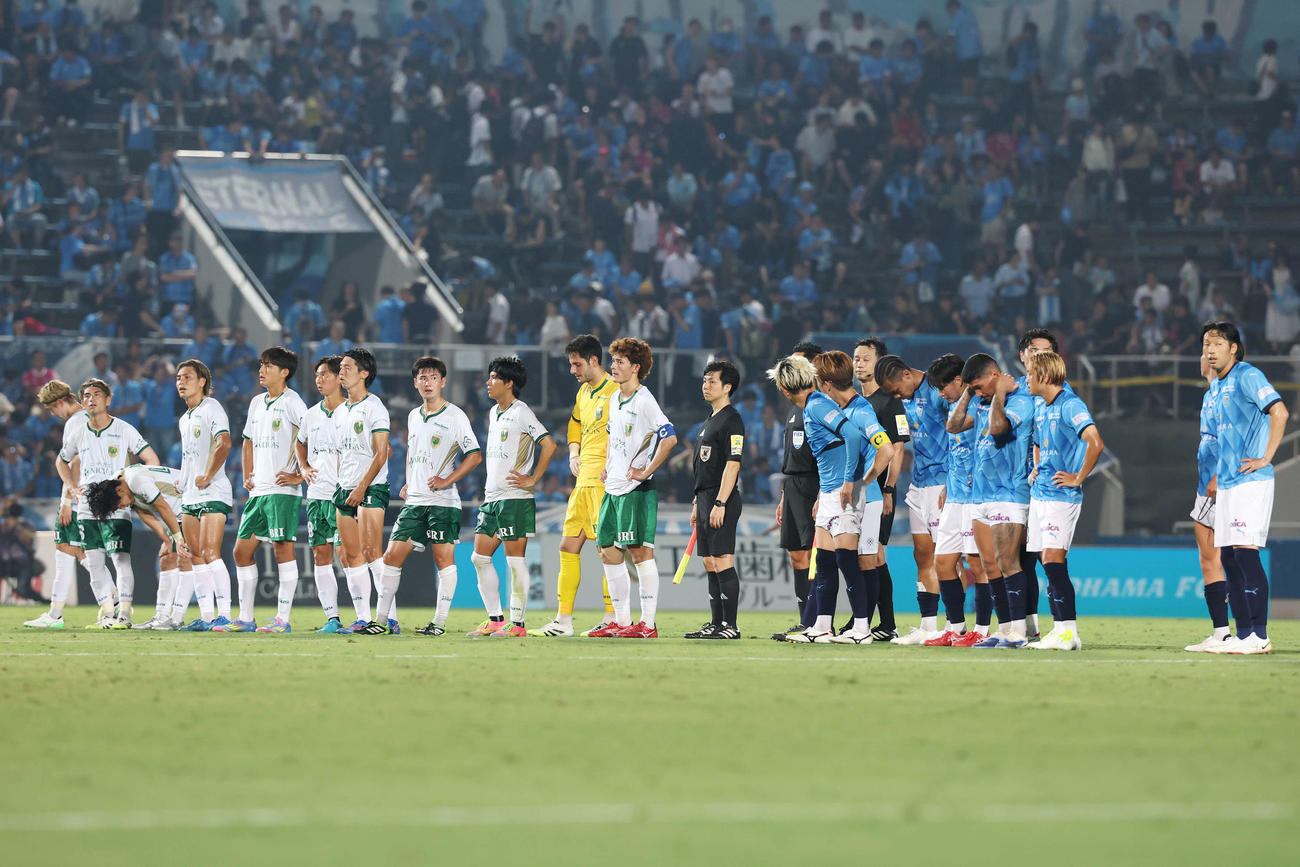 横浜FC対東京V　引き分けに終わり整列する両チームの選手たち（撮影・宮地輝）