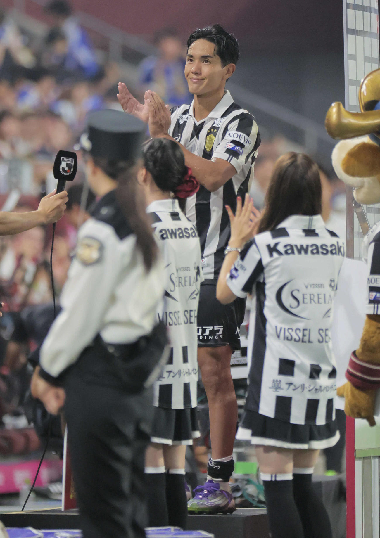 神戸対横浜F　ヒーローインタビューを受ける神戸武藤（撮影・宮崎幸一）