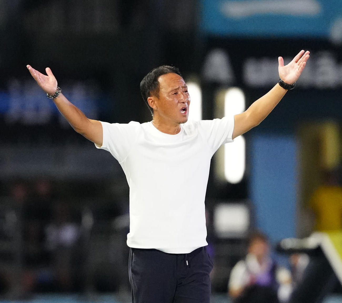 川崎F対町田　後半、アピールする町田黒田監督（撮影・江口和貴）